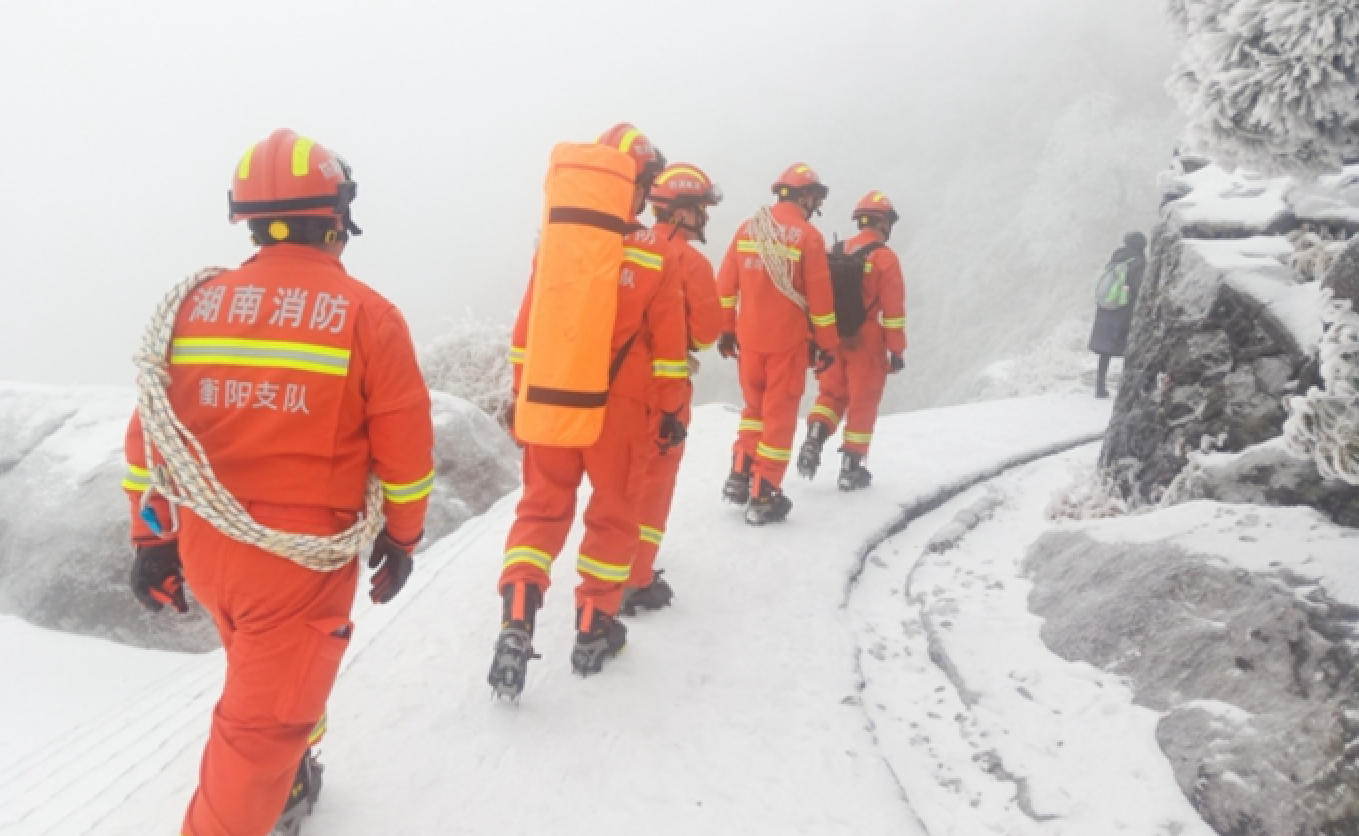 穿梭在南岳山谷间的那一抹“消防橙”