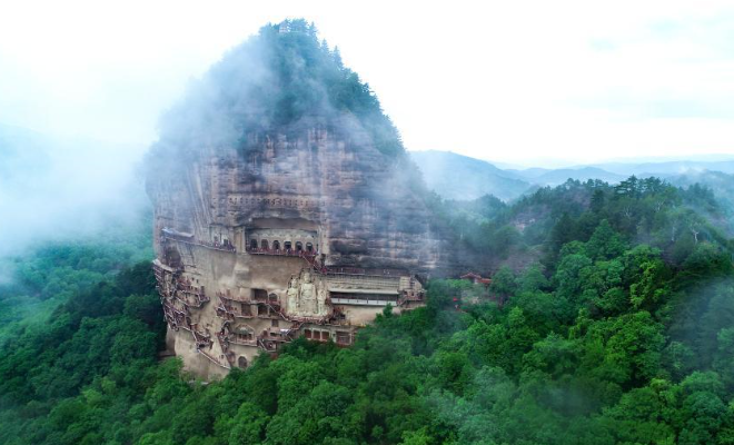 甘肃天水出现“麦积烟雨”景观